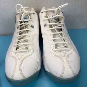 Men's Jordan Jumpman Team 1 sneakers in a white and University Blue colorway.